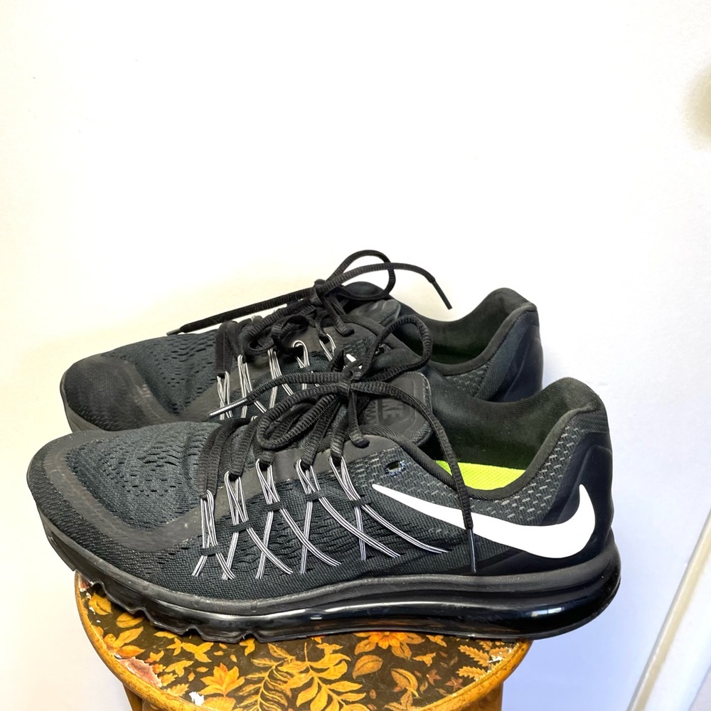 Nike Men's Black Athletic Running Shoes with White Swoosh